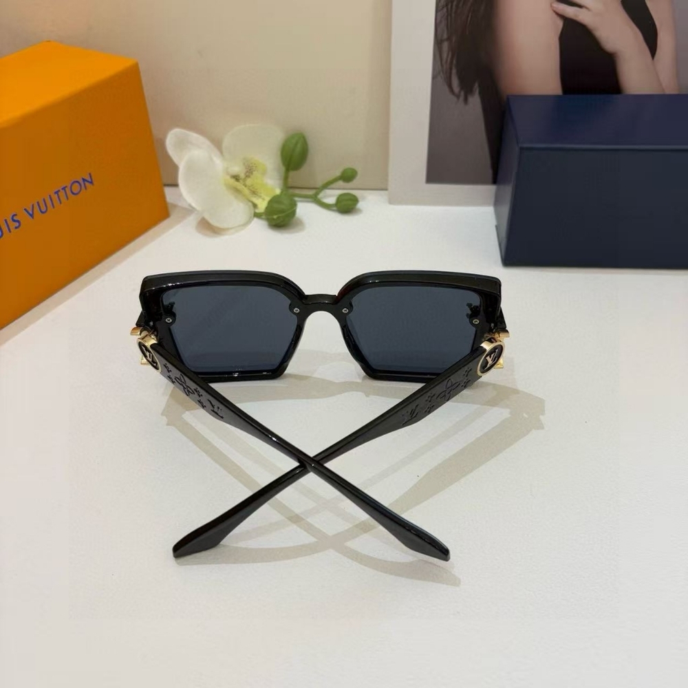 Louis Vuitton Square Black Sunglasses - Picture 7 of 8